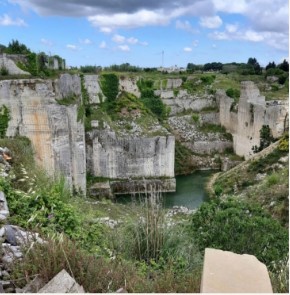 PERCORSI ESPERIENZIALI | Dal viaggio geologico tra le antiche cave di Cursi fino all'itinerario urbano che racconta la pietra leccese nei linguaggi della contemporaneità.
