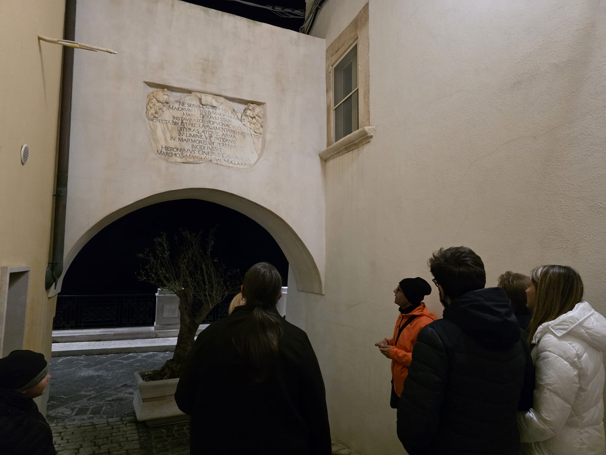 Aperitivando - Visita guidata al chiaro di luna per il centro storico con aperitivo finale