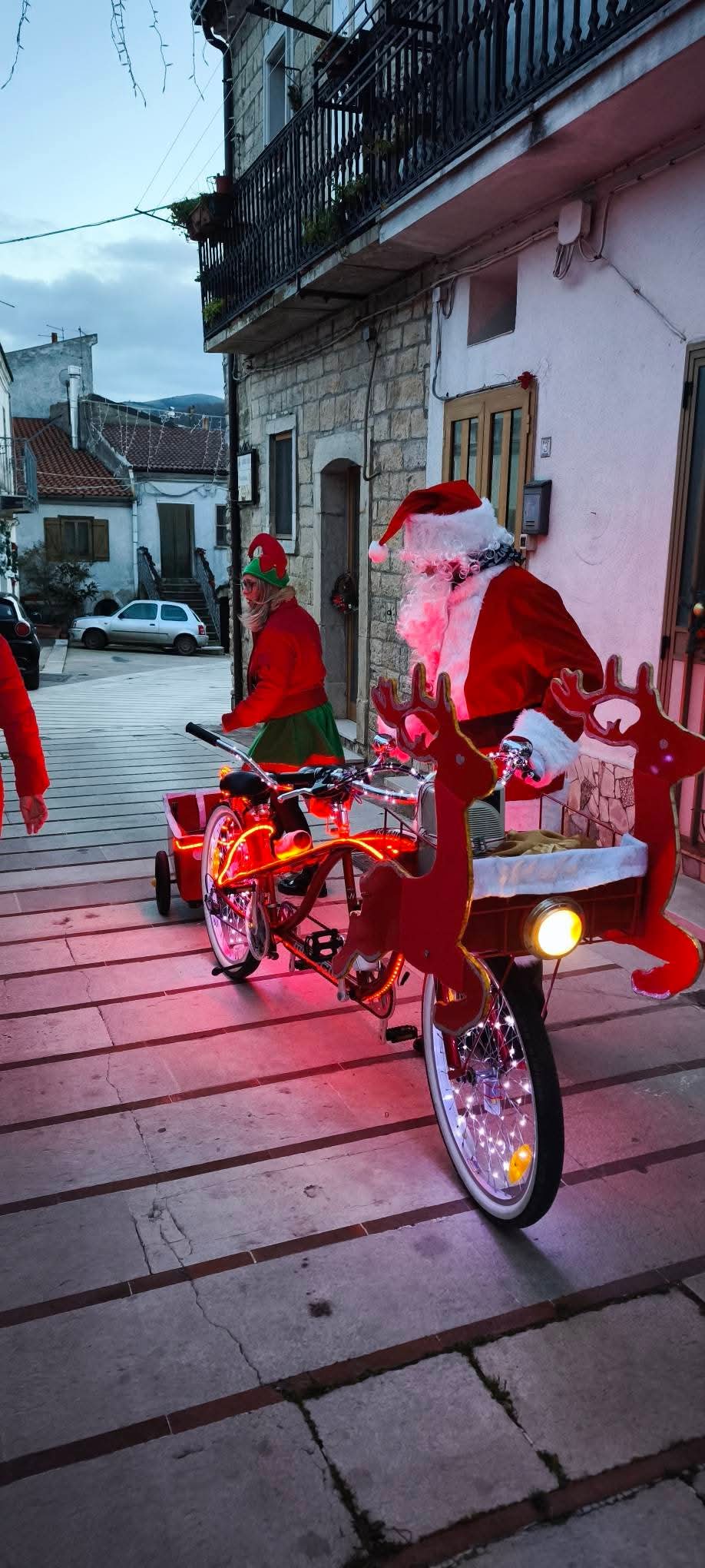 Arrivo di Babbo Natale per consegnare i doni agli anziani con animazione