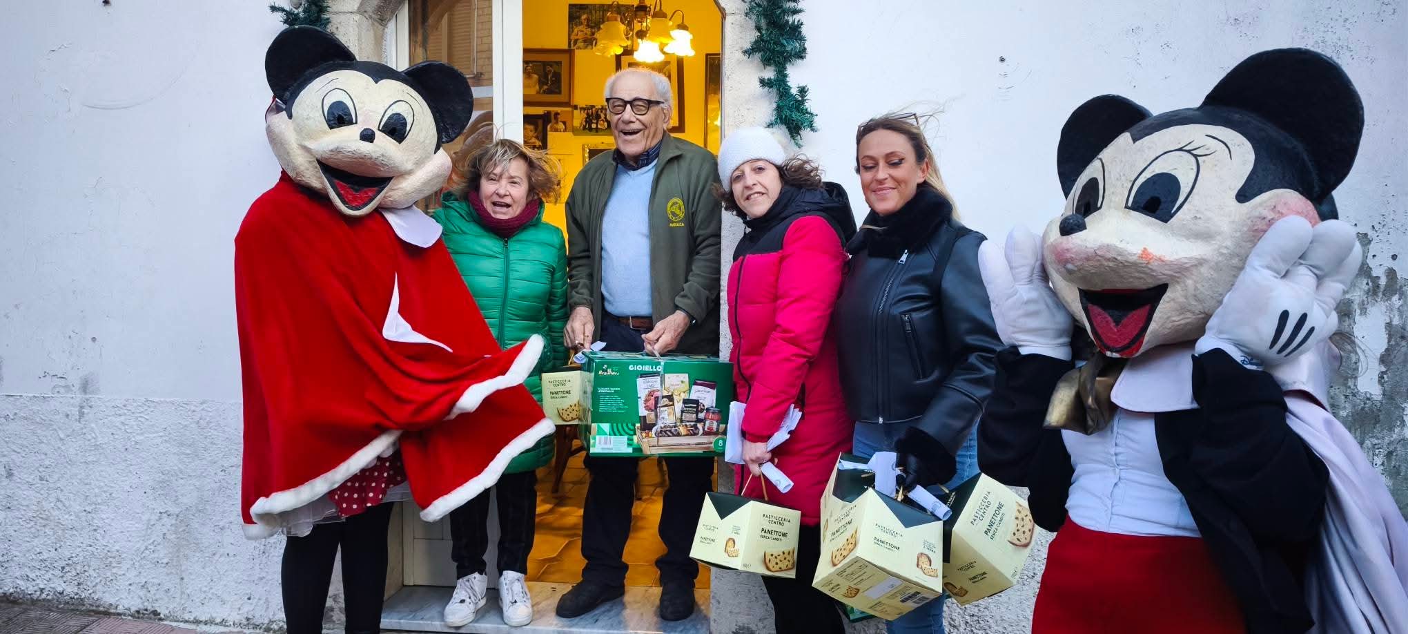 Arrivo di Babbo Natale per consegnare i doni agli anziani con animazione