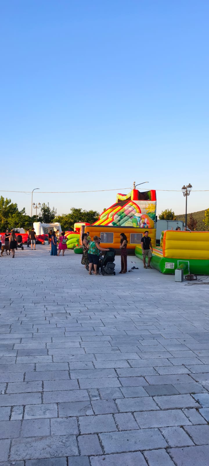 Villaggio dei gonfiabili per bambini